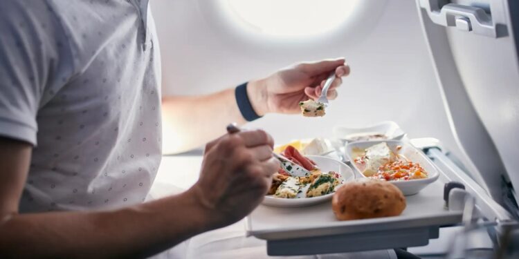 Qué alimentos no debemos comer antes de viajar en avión
