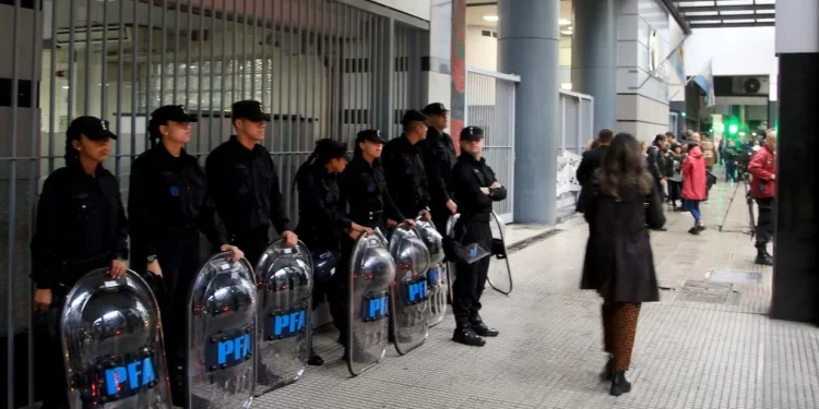 Denuncian “militarización” de dependencias estatales en medio de las protestas por despidos