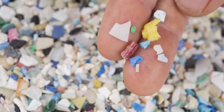 El cáncer afecta cada vez más a los menores de 50 años y una de las hipótesis apunta a los microplásticos