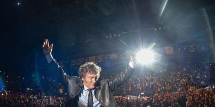 Con show musical incluido, Milei presentó su libro en el Luna Park: “Vamos hacer 3 mil reformas más”