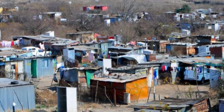 El reto de Uruguay con la población atrapada bajo la línea de la pobreza (la mayoría, mujeres y niños)