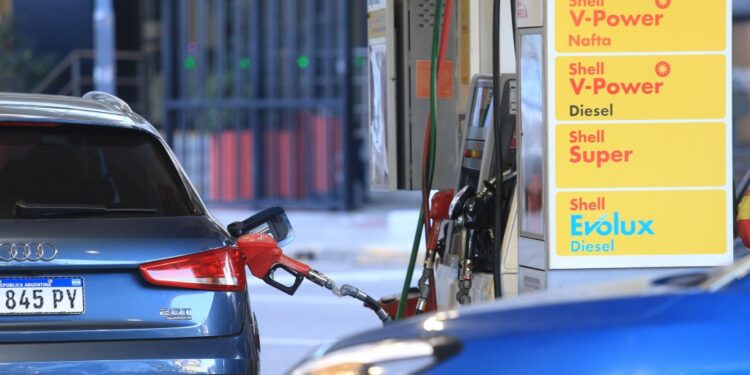 Nuevo ajuste en la nafta: de cuánto será el piso de aumento en los próximos tres meses