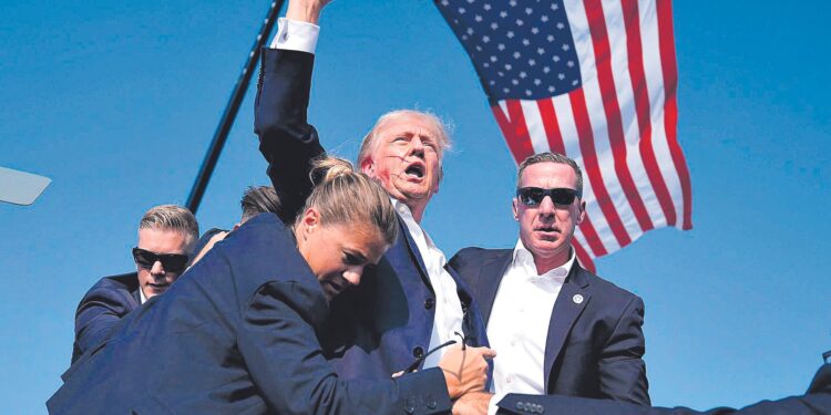 La imagen de Trump ensanchó y blandió el puño con un aire de desafío: ¿Un giro decisivo en la campaña?