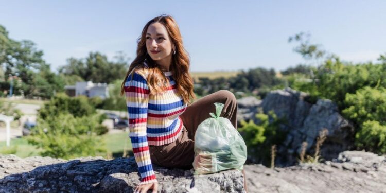 «La chica del plástico»: la influencer que creó «MarSinPlast» y lucha por la conciencia ambiental
