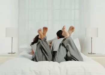 ¿Las parejas más felices duermen en camas separadas?