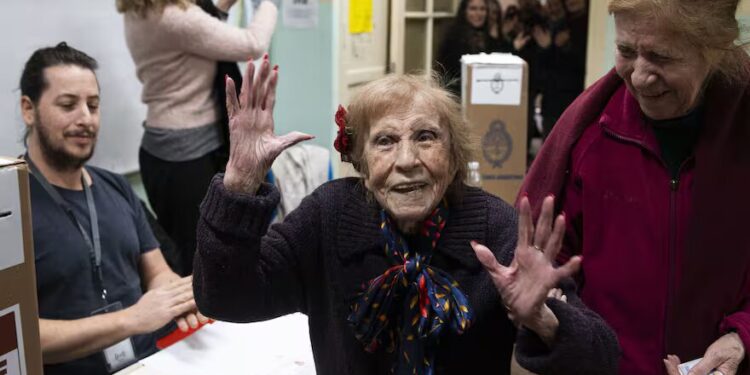 Supercentenarios: cuántas personas de 100 o más años hay en el país y cuáles son las claves de una tendencia que se asienta en el mundo