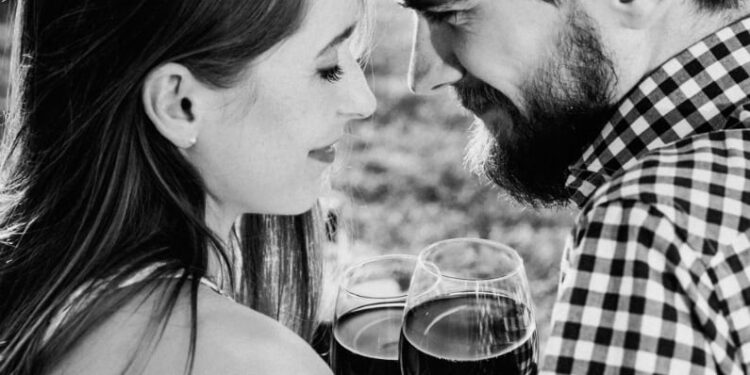 Tomar vino en pareja: un habito saludable según un estudio reciente