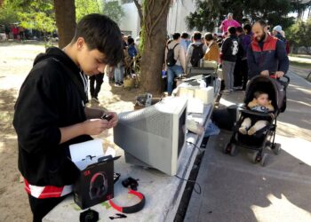 Los ‘cybercirujas’, el movimiento que desafía el ‘usar y tirar’ de la tecnología en el país