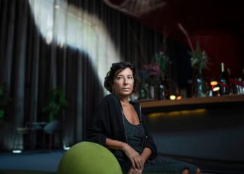 Simona Levi, activista: “Los partidos son empresas privadas que mantenemos entre todos”