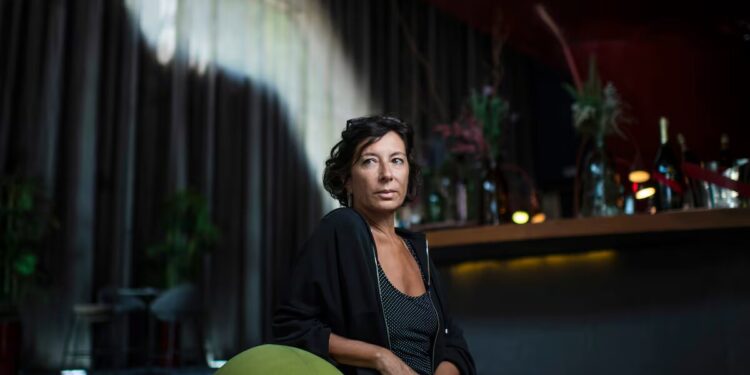 Simona Levi, activista: “Los partidos son empresas privadas que mantenemos entre todos”