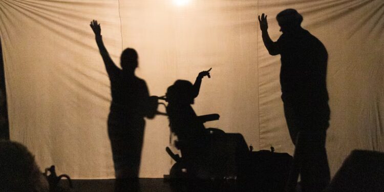 Actores con parálisis cerebral, esquizofrenia o autistas se suben al escenario.