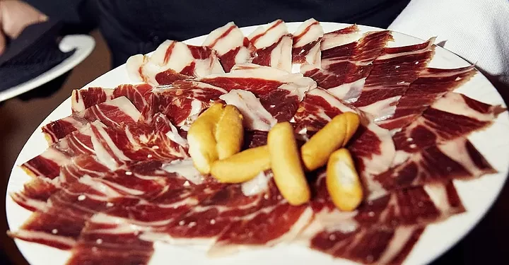 Los secretos para elegir, cortar y comer un buen jamón ibérico