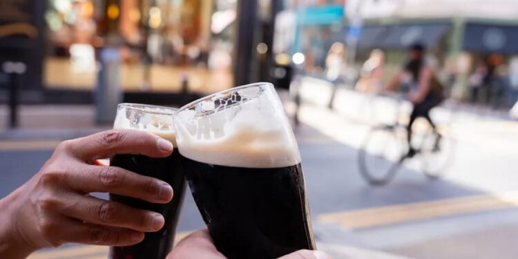 Las redes sociales y la Generación Z disparan la demanda de la mítica cerveza Guinness