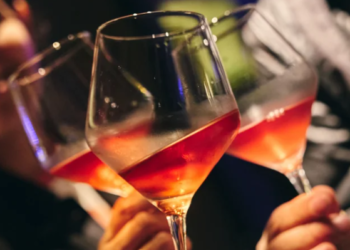 El patio para tomar vino, vermouth y disfrutar de jazz que se volvió un éxito en Buenos Aires: dónde queda