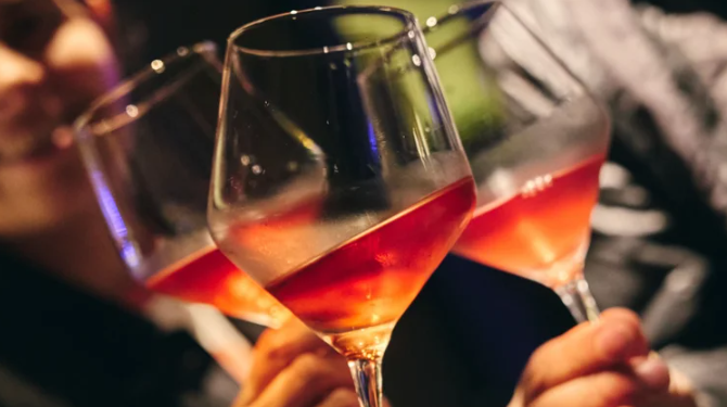 El patio para tomar vino, vermouth y disfrutar de jazz que se volvió un éxito en Buenos Aires: dónde queda