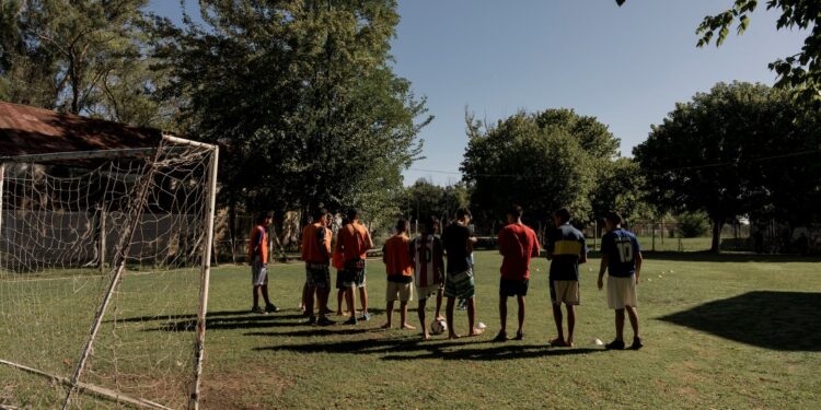 El exfutbolista rebelde argentino Mauro Amato quiere transformar la vida de jóvenes convictos