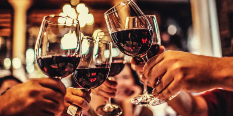 Ni los franceses ni los españoles: el país que más vino per cápita consume es otro y alcanza las 100 botellas al año por persona