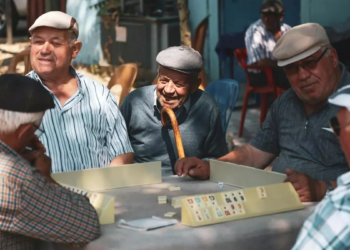 El científico y oncólogo Silvio Garattini, de 96 años, explica las claves de la longevidad: «Reducir un 30%…»