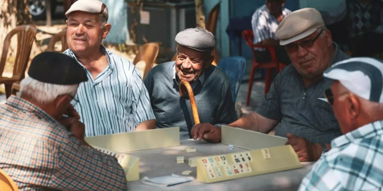 El científico y oncólogo Silvio Garattini, de 96 años, explica las claves de la longevidad: «Reducir un 30%…»