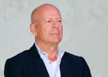Los 70 años de Bruce Willis, la leyenda del cine cuya memoria se desvanece y al que sostienen siete mujeres