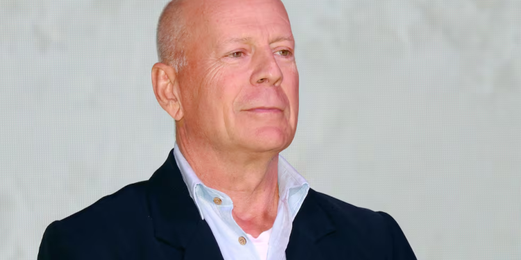 Los 70 años de Bruce Willis, la leyenda del cine cuya memoria se desvanece y al que sostienen siete mujeres