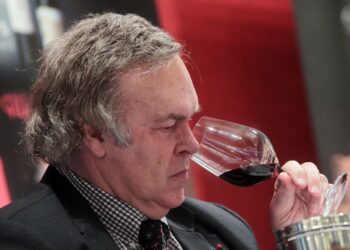 Robert Parker, el crítico de vinos más influyente del mundo, acaba de publicar sus nuevas puntuaciones sobre España. Tres tintos de Rioja de menos de 10 euros superan los 90 puntos