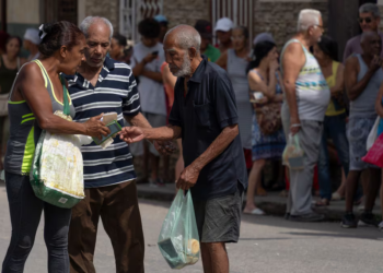Las “cadenas de favores” que mantienen a los cubanos a flote ante el abandono estatal