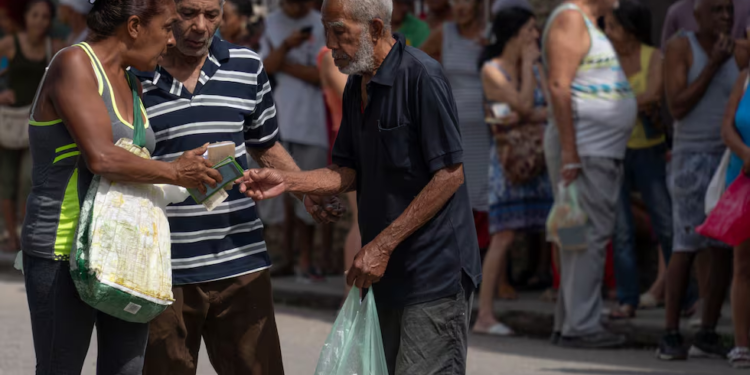 Las “cadenas de favores” que mantienen a los cubanos a flote ante el abandono estatal