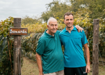 Una historia de abuelos, padres e hijos: Con muchos esfuerzo, Diego Bringas y toda su familia comparten la producción de un vino natural entre “Sierra y Monte”, en la cordobesa Villa de las Rosas