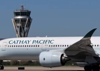 A un niño de 3 años que volaba en clase ejecutiva le sirvieron una copa de vino, y su madre no está contenta.