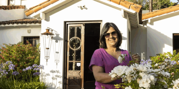 El secreto más chic y logrado de Pinamar: así es La Vieja Hostería / Un jardín con piscina y rosas blancas, un restaurante con huerta propia, biblioteca y New York Sour