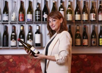 La Fisna, la castiza taberna de Lavapiés con una carta de 900 vinos que recomienda el New York Times: «Son 60 folios»