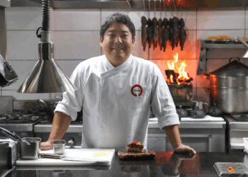 “Haz algo de tu esencia”: la historia del primer comensal de Maido, Gastón Acurio