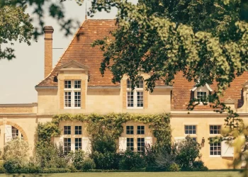 ¿Vino de alta costura? ¡Créelo! La casa de moda francesa lleva 30 años elaborando discretamente algunos de los mejores vinos burdeos del sector.