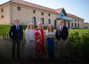 El primer champán de un solo viñedo de Rothschild alcanza las 16.120 libras en su primera subasta