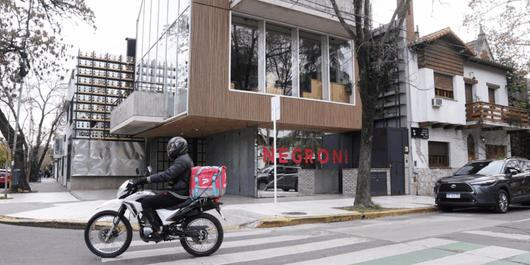 Cerró uno de los “grandes” de la plaza Arenales: qué va a pasar con el distrito del vino de Villa Devoto