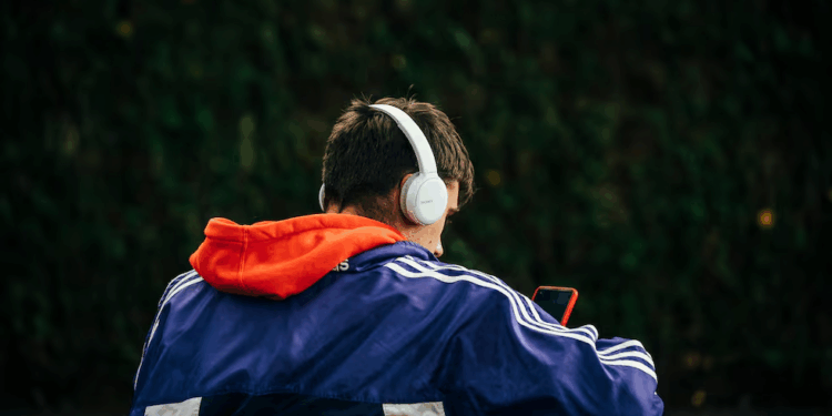 La crisis de los 20 es la nueva crisis de los 40: los problemas de los jóvenes pulverizan la curva de la infelicidad