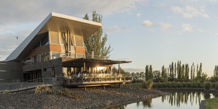 Achaval Ferrer celebra el reconocimiento a Quimera Bistro en los Best Of Wine Tourism