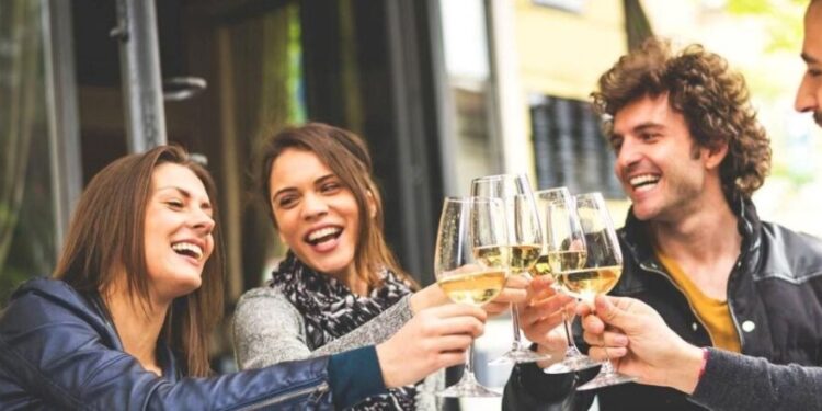 El vino quiere volver a la fiesta: cómo perdió a la Gen Z y qué debe hacer para recuperarla