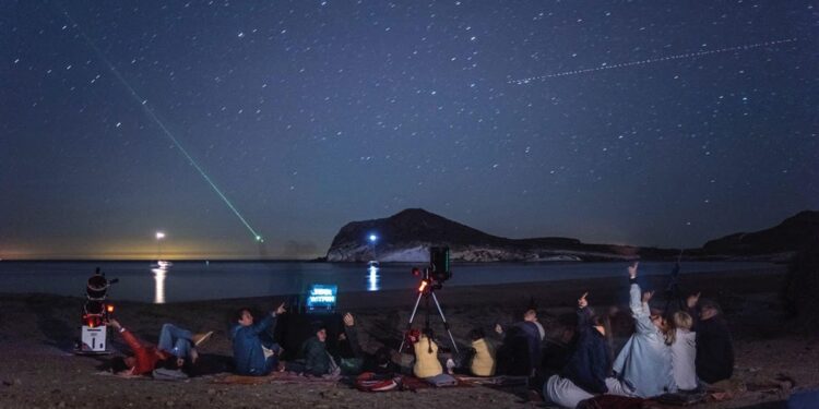 Bajo las estrellas: astronomía y vinos frente al mar en Cariló