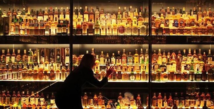 India abre su mercado al whisky británico: reducirá los aranceles del 150% al 40%