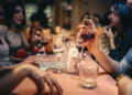 ¿Es mejor un vino caro que uno barato? El mito, la copa y la tiranía del precio