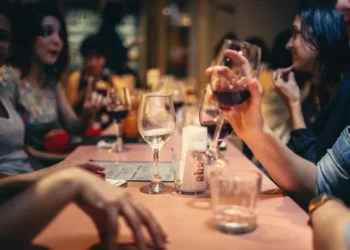 ¿Es mejor un vino caro que uno barato? El mito, la copa y la tiranía del precio