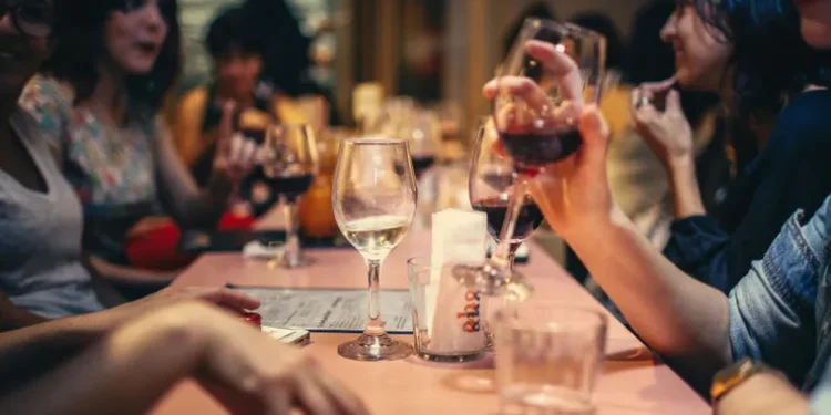 ¿Es mejor un vino caro que uno barato? El mito, la copa y la tiranía del precio