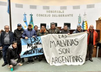“Una caricia al alma”: con la presencia de veteranos, Malvinas Argentinas reconoció el gesto soberano de la Selección Argentina de fútbol