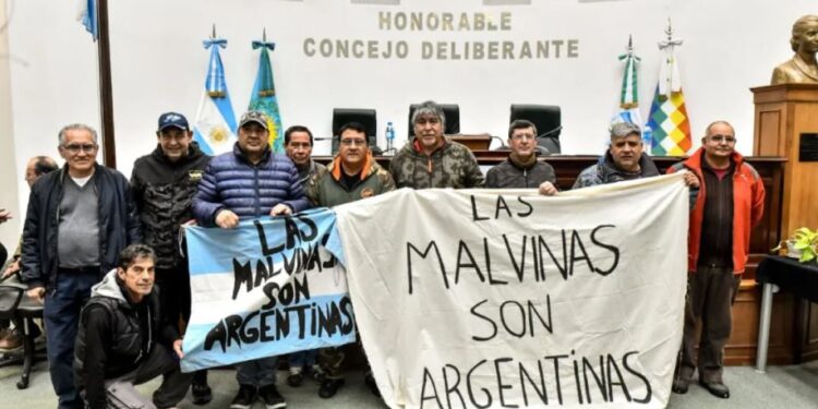 “Una caricia al alma”: con la presencia de veteranos, Malvinas Argentinas reconoció el gesto soberano de la Selección Argentina de fútbol