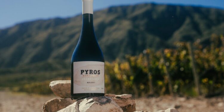 Pyros Wines lanza Stone Lake Malbec 2023, un nuevo vino de parcela distinguido con la máxima medalla internacional antes de su llegada al mercado