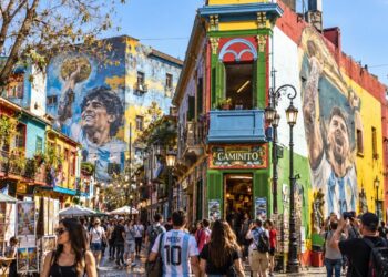 La Boca, mucho más que una postal: Caminito, fútbol y un almuerzo entre historia