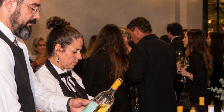 La feria anual solidaria de EAS reunirá a más de 50 bodegas en una noche dedicada al vino y la solidaridad